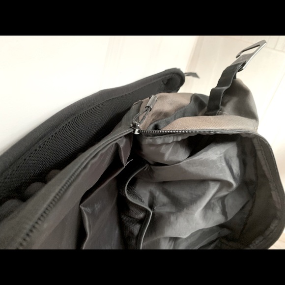 Hi am selling my Adidas bagpack - Picture 5 of 5